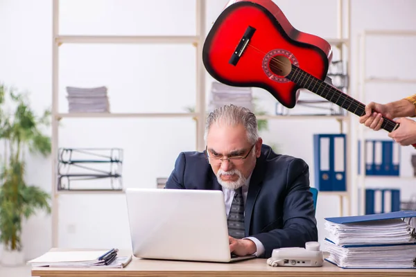 Vieil employé masculin mécontent du travail excessif au bureau — Photo