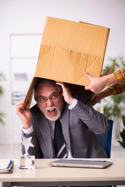 Vecchio dipendente maschile nel concetto di licenziamento — Foto Stock