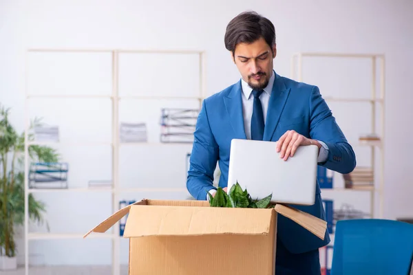 Ung manlig anställd i företag omlokalisering koncept — Stockfoto