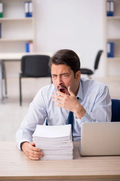 Jeune employé masculin mécontent du travail excessif au bureau — Photo