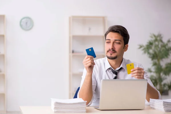 Jovem funcionário masculino infeliz com excesso de trabalho no escritório — Fotografia de Stock