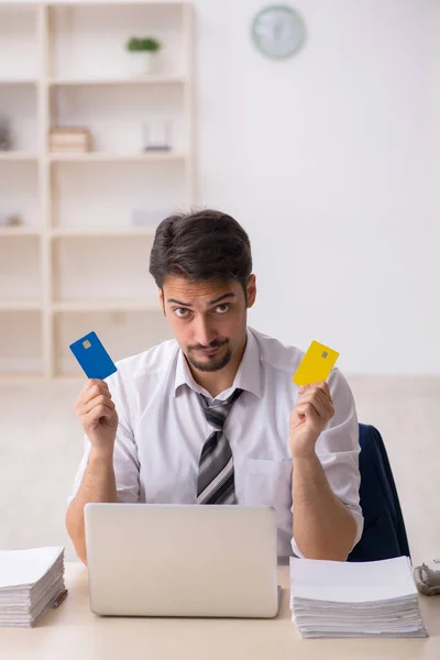 Jovem funcionário masculino infeliz com excesso de trabalho no escritório — Fotografia de Stock