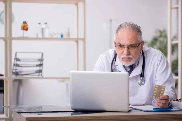 Old male doctor in telemedicine concept — Stock Photo, Image