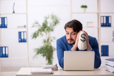 Maaş konseptinde çalışan genç bir erkek.