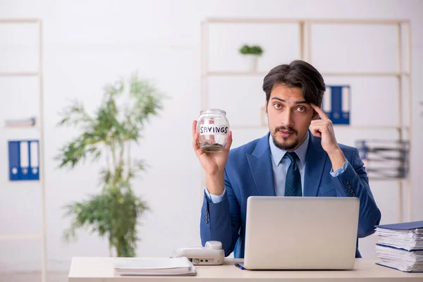 Jeune homme salarié à la retraite concept — Photo