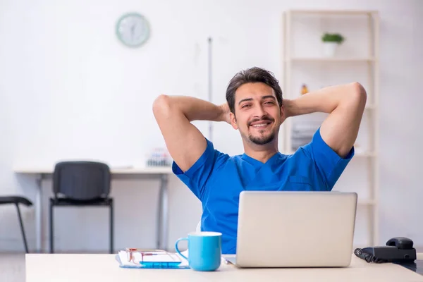 Joven médico masculino que trabaja en la clínica — Foto de Stock