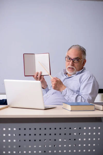 Starý učitel samec před tabulí — Stock fotografie