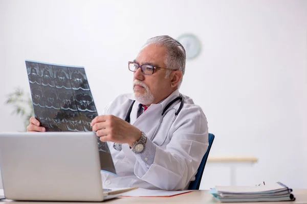 Oude mannelijke arts radioloog werkzaam in de kliniek — Stockfoto