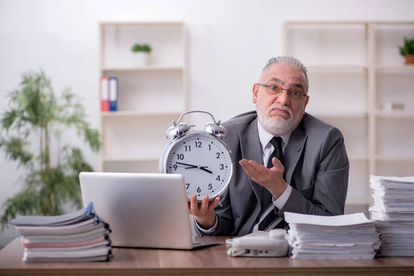 Oud mannelijk werknemer in time management concept — Stockfoto