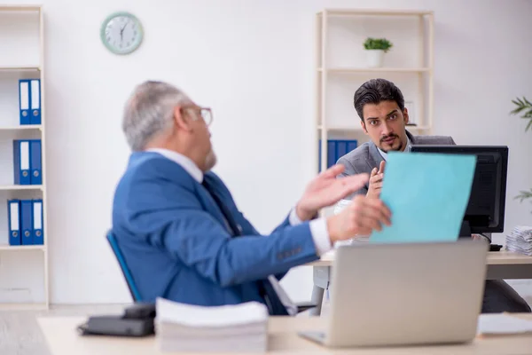 Twee mannelijke collega 's die op kantoor werken — Stockfoto