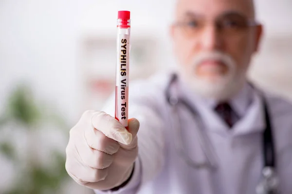 Viejo hematólogo médico que trabaja en la clínica — Foto de Stock