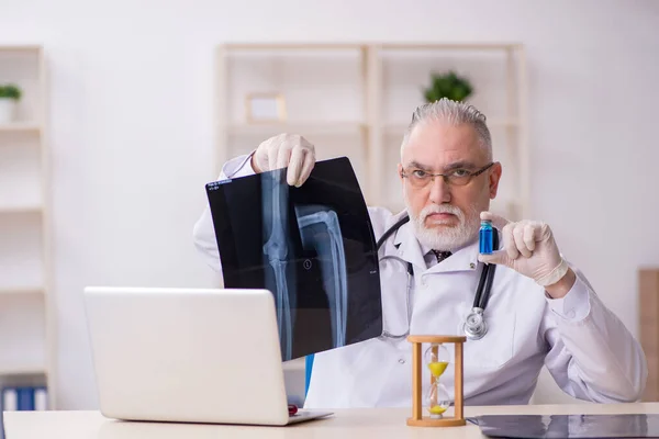 Viejo médico masculino en concepto de gestión del tiempo — Foto de Stock