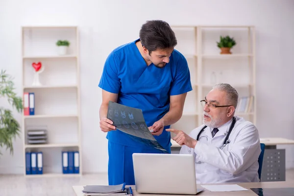 Dos médicos varones que trabajan en la clínica —  Fotos de Stock