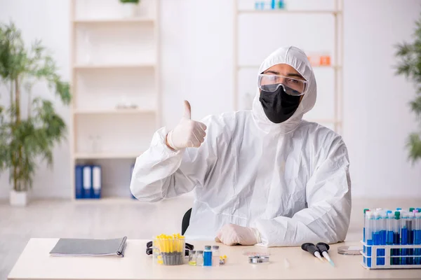 Fiatal férfi vegyész, aki a laborban dolgozik a világjárvány idején — Stock Fotó