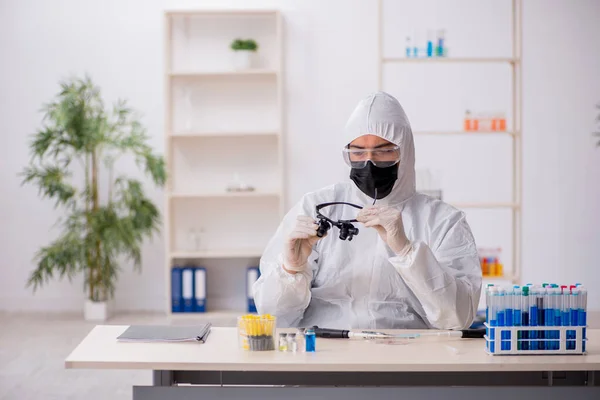 Ahli kimia laki-laki muda bekerja di laboratorium selama pandemi — Stok Foto