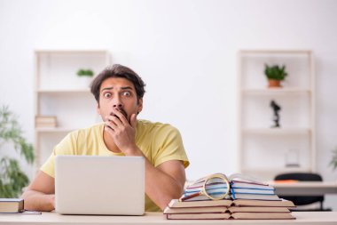 Telekulasyon konseptinde genç bir erkek öğrenci.