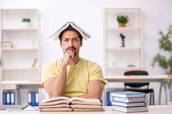 Joven estudiante masculino preparándose para los exámenes en el aula — Foto de Stock