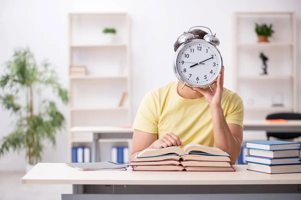 Joven estudiante masculino preparándose para los exámenes en la gestión del tiempo concep —  Fotos de Stock