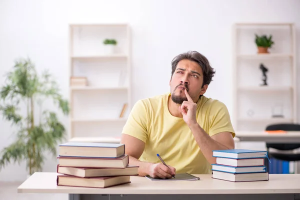 Giovane studente maschio che si prepara per gli esami in classe — Foto Stock