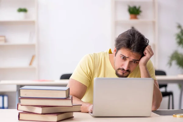 Junge männliche Studenten im Telestudie-Konzept — Stockfoto