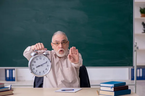 Παλαιό αρσενικό δάσκαλος στην έννοια διαχείρισης του χρόνου — Φωτογραφία Αρχείου