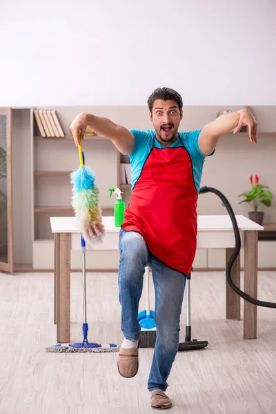 Jonge mannelijke aannemer schoonmaken van het huis — Stockfoto