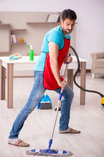 Jonge mannelijke aannemer schoonmaken van het huis — Stockfoto