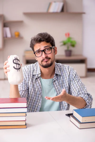 Ung manlig student förbereder sig för tentor hemma — Stockfoto