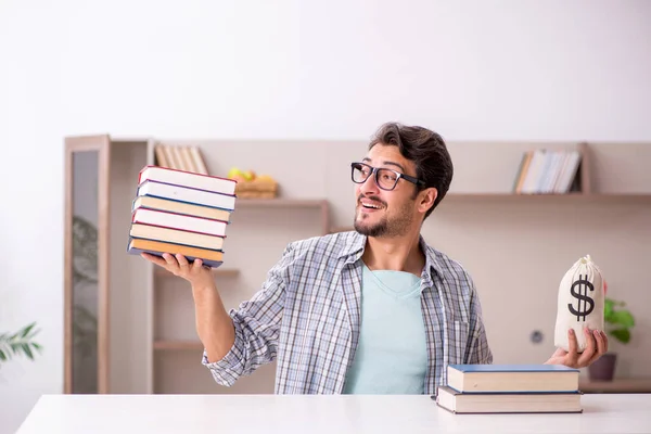 Ung manlig student förbereder sig för tentor hemma — Stockfoto