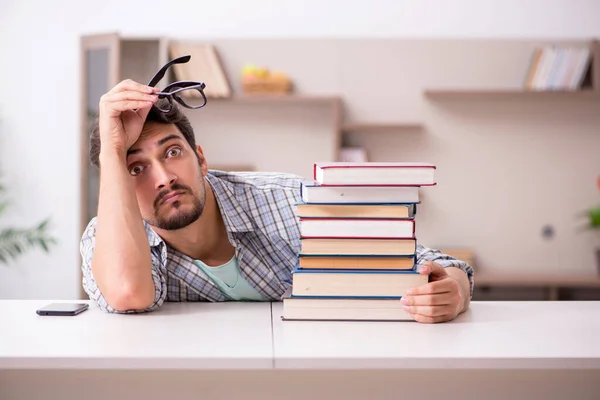 Joven estudiante masculino preparándose para los exámenes en casa — Foto de Stock