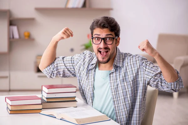 Jonge mannelijke student bereidt zich voor op examens thuis — Stockfoto