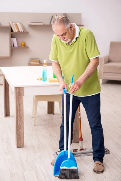 Velho limpando a casa — Fotografia de Stock