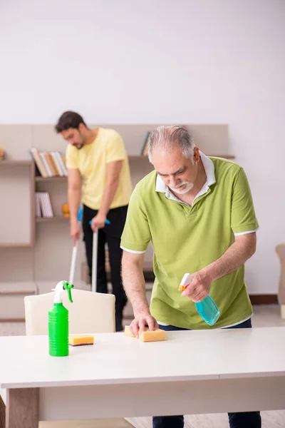 Deux entrepreneurs masculins nettoient la maison — Photo