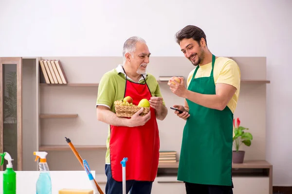 Dos contratistas masculinos limpiando la casa — Foto de Stock