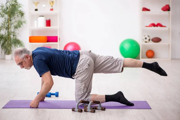 Alter Mann macht Sport im Haus — Stockfoto