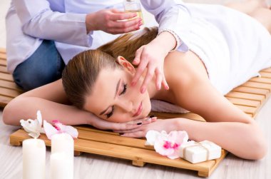 Salondaki spa prosedürü sırasında genç bir kadın.