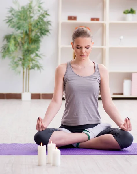 Mujer joven en pose de loto meditando en gimnasio spa —  Fotos de Stock