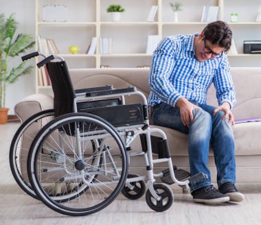 Tekerlekli sandalyedeki genç öğrenci