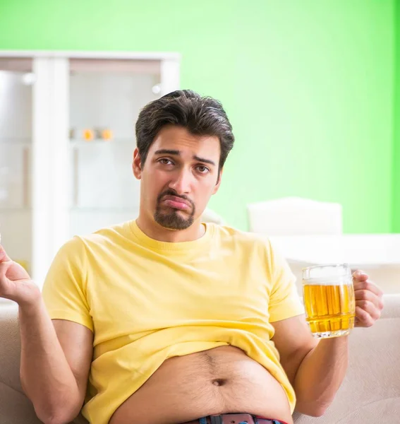 Hombre gordo obeso sosteniendo cerveza en concepto de dieta —  Fotos de Stock