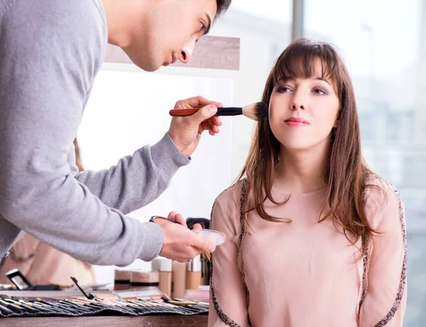 Mann macht Make-up für süße Frau im Schönheitssalon — Stockfoto