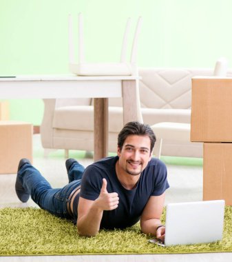 Kutuları taşıyan adam.