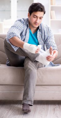 Evde yaralı genç bir öğrenci var.