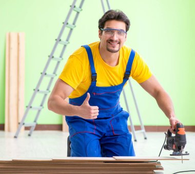 Profesyonel müteahhit evde döşeme döşemesi yapıyor.