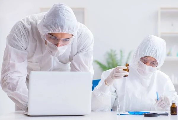 Deux scientifiques travaillant dans le laboratoire chimique — Photo