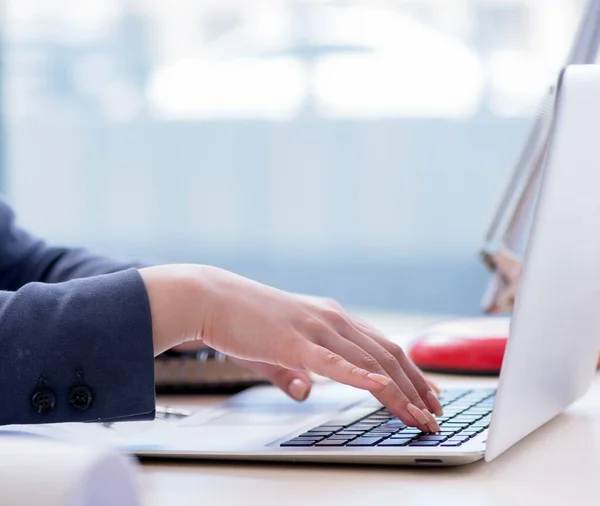 Profesional de finanzas femenino trabajando en teclado con informes —  Fotos de Stock