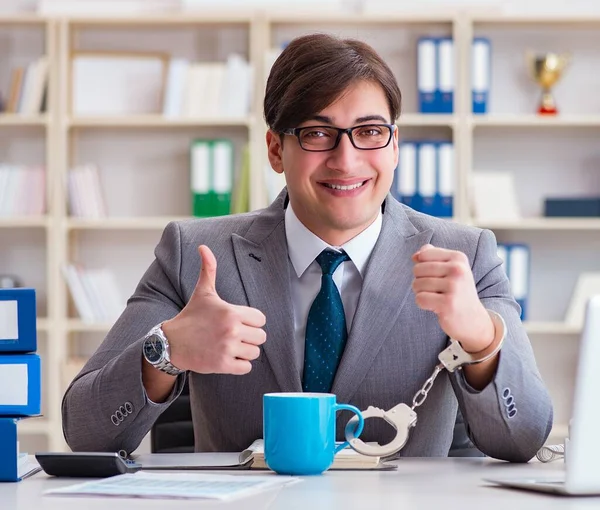 Empresário acorrentado com algemas ao seu café — Fotografia de Stock