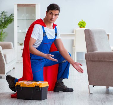 Evde çalışan süper kahraman tamirci.