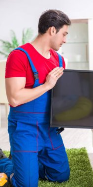 Profesyonel tamir mühendisi bozuk televizyonu tamir ediyor.