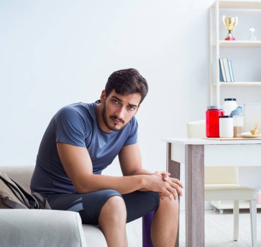 Genç adam spor için hazırlanıyor.