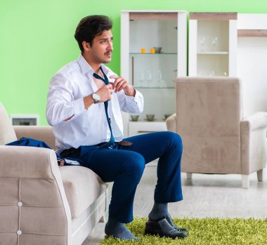 Adam giyinip işe geç kalıyor.